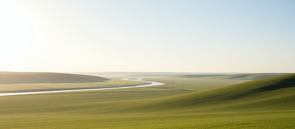Ein weites grünes Tal mit einem Fluss im klaren Morgenlicht